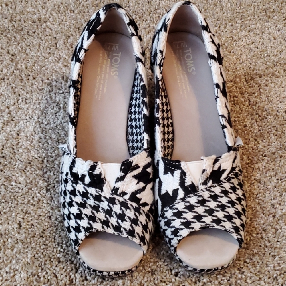 Tom's size 7.5 super cute shoes - Picture 3 of 3